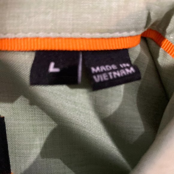 Orvis Mens Green insect repellent Button shirt. Large - Picture 8 of 12